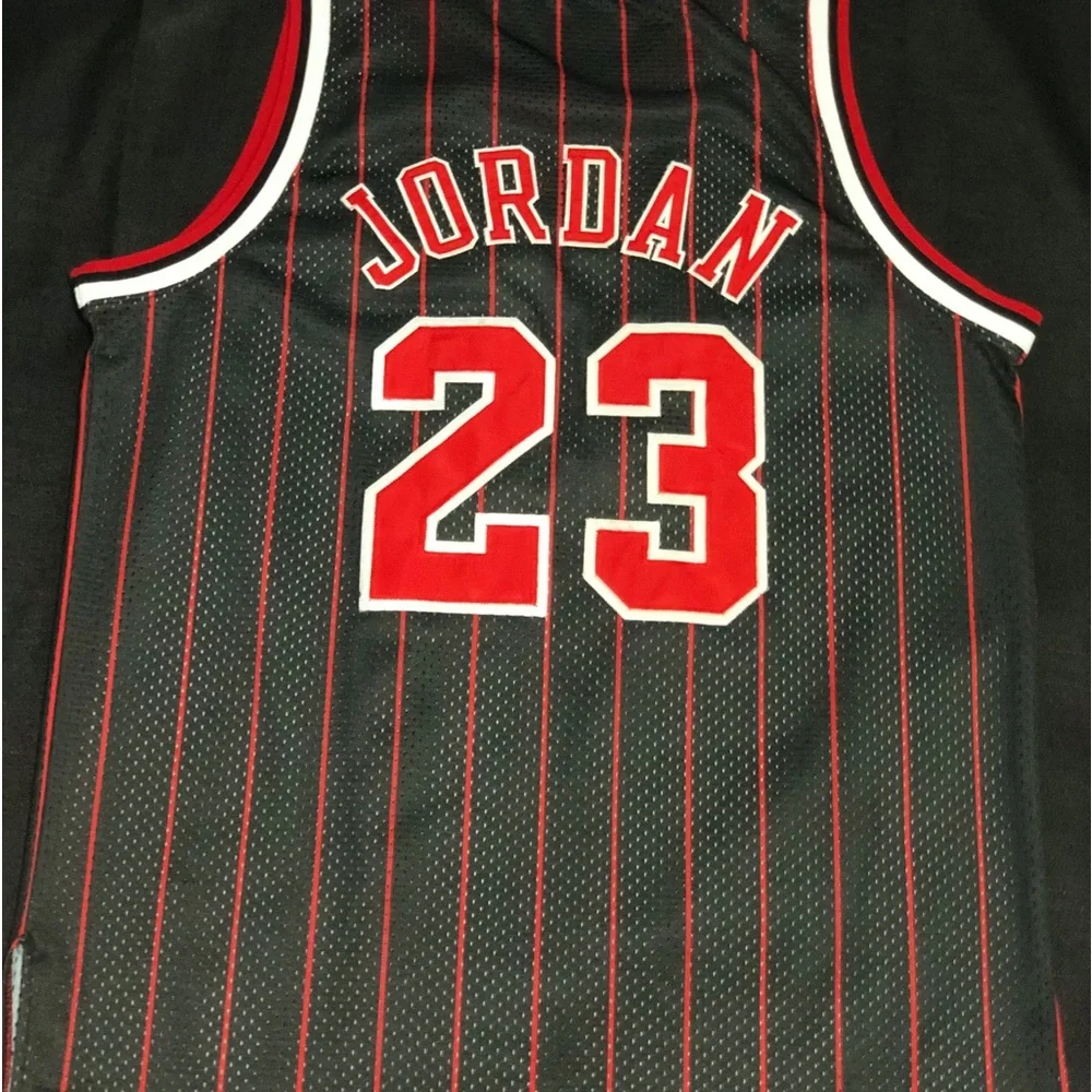 Michael Jordan Chicago Bulls Jersey - Picture 4 of 6